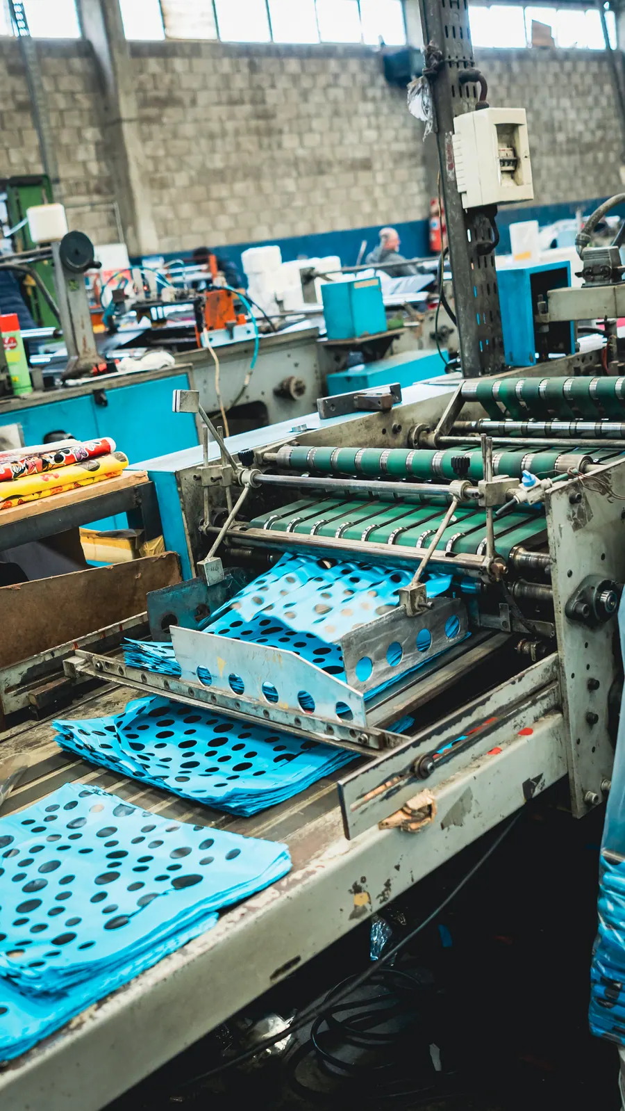 Bolsas azules durante el proceso de troquelado